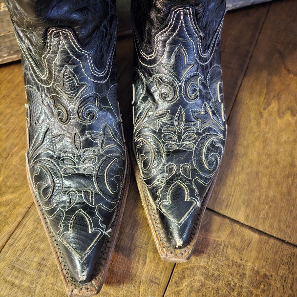 Stylish Black Embroidered Corral Women's Cowboy Boots - Picture 6 of 12